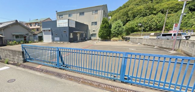 事業用一括　毛見の駐車場|工場のすぐ横に駐車場と事務所があります。