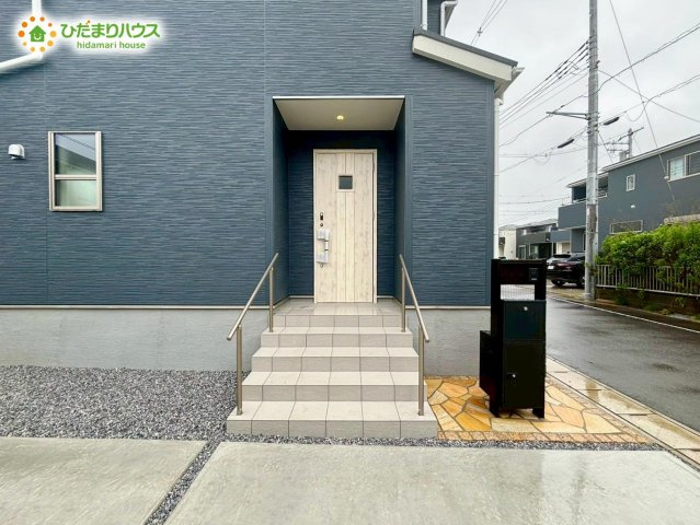 野田市中里3期　新築戸建　2号棟の玄関|手すり付きです♪
