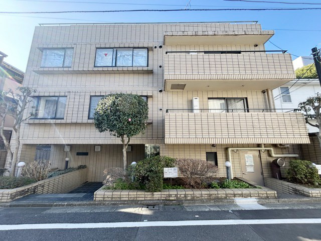 【外観】 | パラシオン椎名町 | 手入れの行き届いた外壁やエントランスなど、「見ればわかる」レベルで清潔感を保ったマンションです。築年数を感じさせない姿で皆様をお出迎えします。～即日のご見学可能～　お問合せはお気軽にどうぞ。