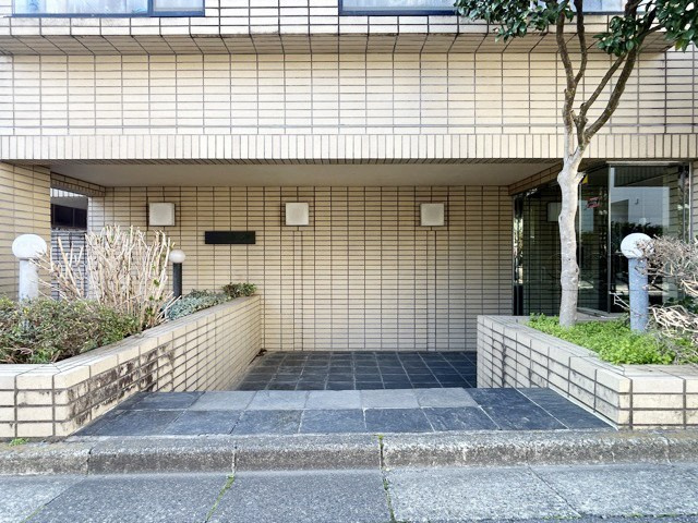 【エントランス】 | パラシオン椎名町 | オートロックを備えた、マンションのエントランス。やはりセキュリティの観点は欠かすことができません。皆様を“安全”に送り出し、出迎えてくれます。～即日のご見学可能～　お問合せはお気軽にどうぞ。
