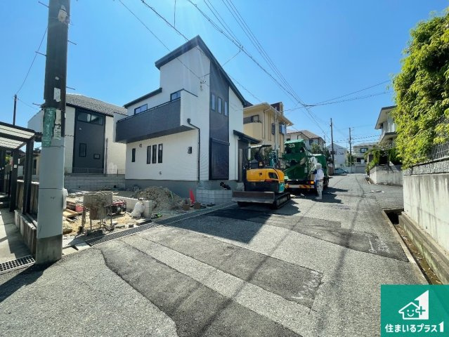 神戸市西区樫野台　新築一戸建ての前面道路含む現地写真|周辺は閑静な住宅街！前面道路広々で車の出し入れも便利です。駐車が苦手な方でも安心して車庫入れできます！