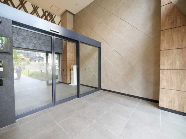 エスリード新大阪ザ・プレミアEASTのエントランス