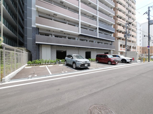 エスリード新大阪ザ・プレミアEASTの駐車場