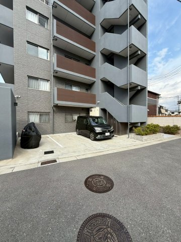 レーヴメゾン　羽衣の駐車場