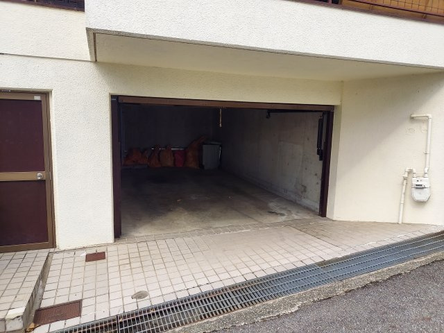 宝塚市御殿山2丁目一戸建の駐車場