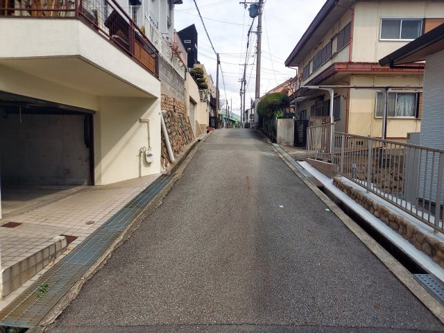 宝塚市御殿山2丁目一戸建の前面道路含む現地写真