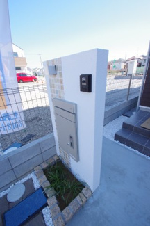 【その他】 | 【仲介手数料無料！！】日野市新井1丁目　新築戸建て（全1棟）1号棟　5280万円 | 郵便受けポスト　宅配ボックス付き