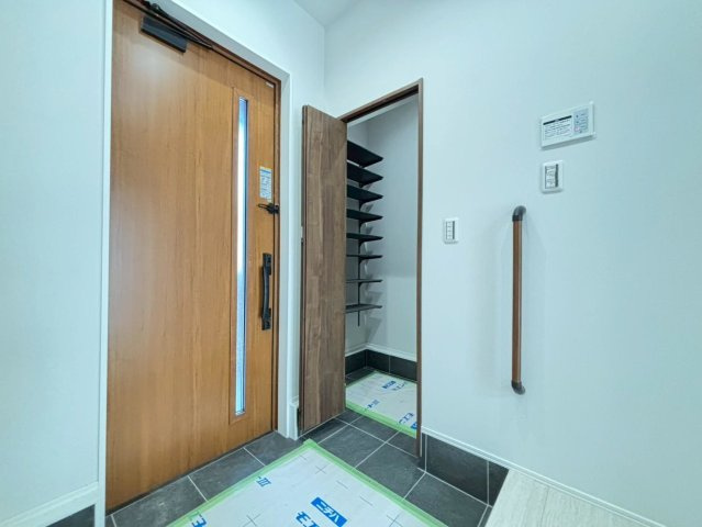 新築戸建　大垣市犬ヶ渕町　全4区画分譲の玄関|大容量のシューズ収納付きで玄関周りもすっきり！玄関ドアからの光が玄関ホールを明るくしてくれます。