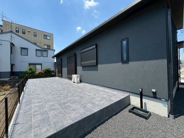 新築戸建　大垣市犬ヶ渕町　全4区画分譲の外観|リビングから続くデッキは布団干しやお子様の遊び場などに最適！草も生えないので除草の手間もありません。
