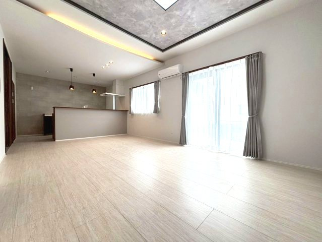 新築戸建　大垣市犬ヶ渕町　全4区画分譲の居間・リビング|大きな窓がリビング全体に光と風を運びます。