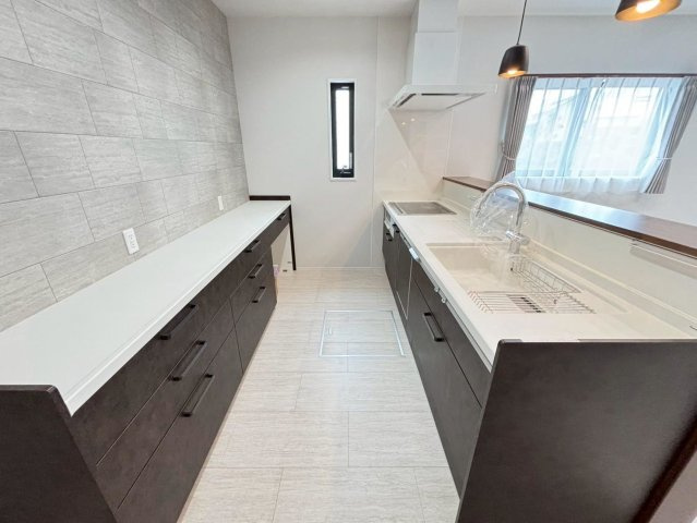 新築戸建　大垣市犬ヶ渕町　全4区画分譲のキッチン|機能的なシステムキッチン。収納力に優れた大容量の引出でキッチン回りがスッキリ片付きます。