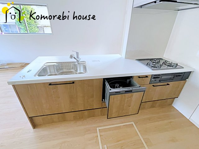 桶川市神明　1期　新築一戸建て　テラシエ　02のキッチン|広々LDKとつながるキッチンは、家族との会話を楽しみながら調理ができる設計です。															