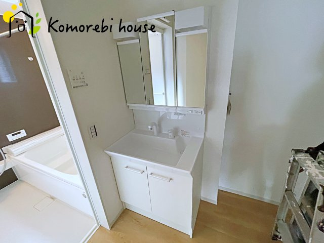 桶川市神明　1期　新築一戸建て　テラシエ　02の独立洗面台|三面鏡の裏にたっぷりと収納スペースを確保した機能的な洗面台。身支度のしやすさと実用性を兼ね備え、朝の忙しい時間をさりげなくサポートします。															