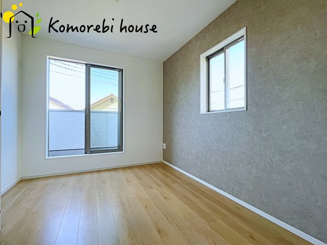 桶川市神明　1期　新築一戸建て　テラシエ　02の寝室|一日の疲れをゆっくり癒せる主寝室は、ベッドを置いてもゆとりある広さが魅力。収納完備で衣類もスッキリ収まり、静かで落ち着いた空間が快適な眠りをサポートします。															