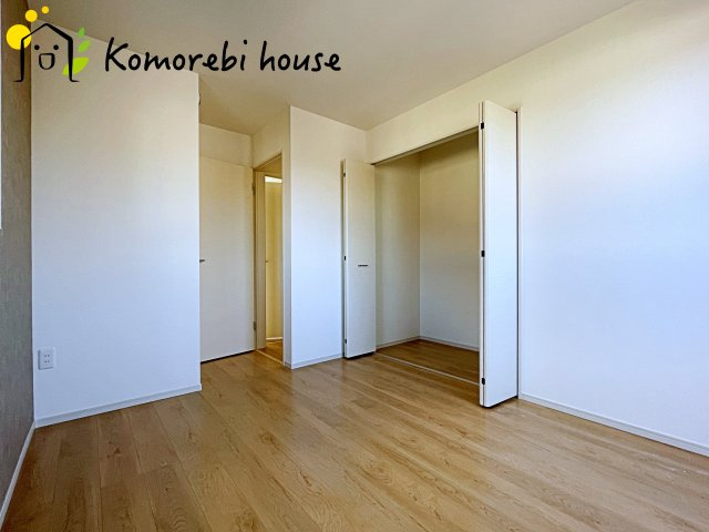 桶川市神明　1期　新築一戸建て　テラシエ　02の寝室|寝室にはゆとりのある広さがあり、大きめのベッドも余裕をもって配置できます。実際に内覧いただければ、サイズ感もよりイメージしやすいと思います。採寸もその場でご協力いたしますので、ぜひお確かめください。