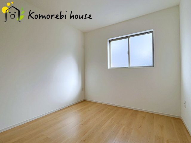 桶川市神明　1期　新築一戸建て　テラシエ　02の洋室|最近の新築住宅は窓まわりの性能が大きく進化しています。複層ガラスに、樹脂とアルミを組み合わせた断熱性の高いハイブリッドサッシを採用。															