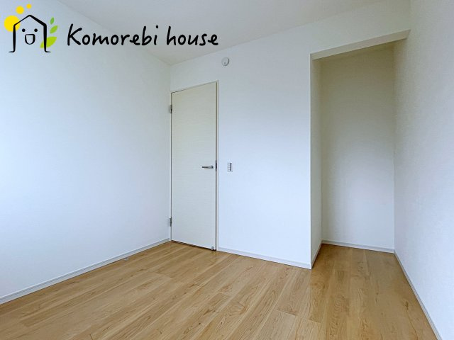 桶川市神明　1期　新築一戸建て　テラシエ　02の洋室|収納付きでゆとりのある空間。寝室としても使え、衣類やおもちゃもスッキリ片付く快適な部屋。