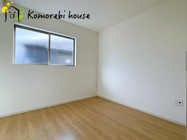 桶川市神明　1期　新築一戸建て　テラシエ　02の子供部屋|日当たりがよく、机に向かう時間も自然とはかどる子ども部屋。寝る・学ぶ・遊ぶがコンパクトにまとまり、毎日の“小さな成長”を見守る空間です。