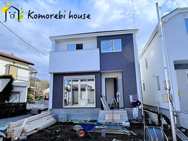 桶川市神明　1期　新築一戸建て　テラシエ　02の外観|明るい色合いで統一された外観が魅力の新築住宅。シンプルながら存在感があり、帰宅時に気分が上がるデザインです。周辺環境とも調和し、落ち着いた街並みに映える一邸です。