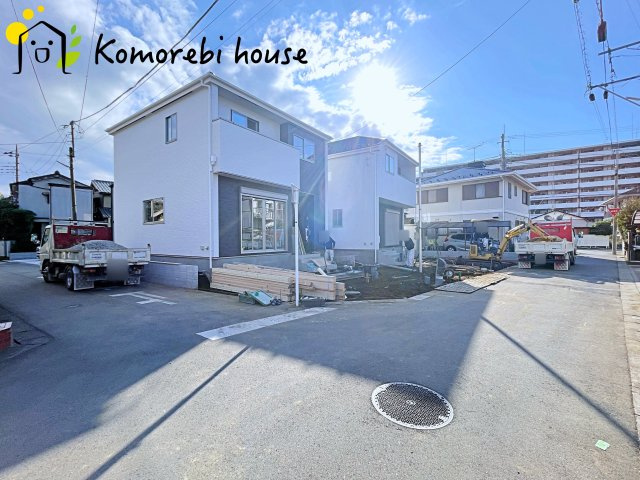 桶川市神明　1期　新築一戸建て　テラシエ　02の前面道路含む現地写真|前面道路との動線が良く、2台同時でも出し入れしやすい駐車スペースです。															