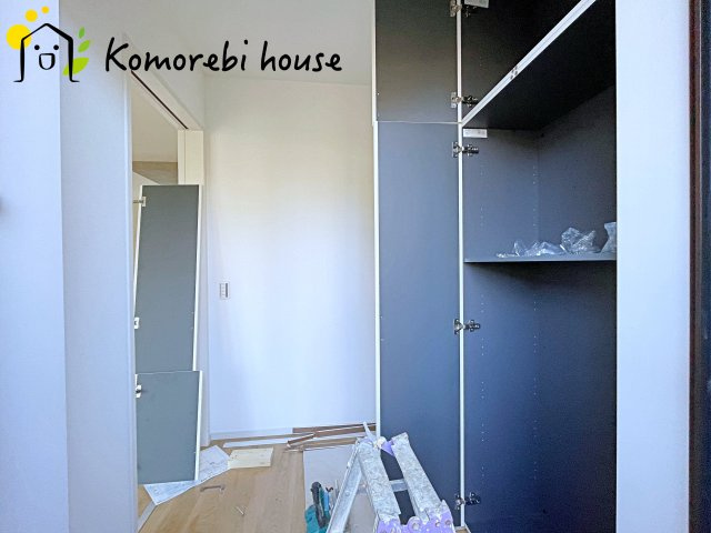 桶川市神明　1期　新築一戸建て　テラシエ　02の玄関|明るく使いやすい玄関で、家族の生活をスムーズに。収納や導線も配慮された万能空間です。															