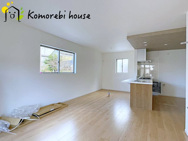 桶川市神明　1期　新築一戸建て　テラシエ　02の居間・リビング|家族の気配を感じながら上がれるリビングイン階段。毎日のコミュニケーションが自然と増える、温かみある住まいの中心です。															