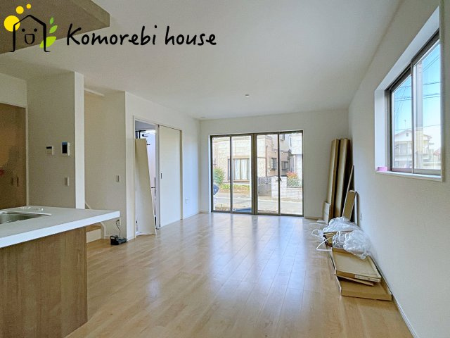 桶川市神明　1期　新築一戸建て　テラシエ　02の居間・リビング|高性能窓と断熱材を採用したLDKで、冷暖房効率アップ。家族が集まる時間も快適に過ごせるリビングです。															