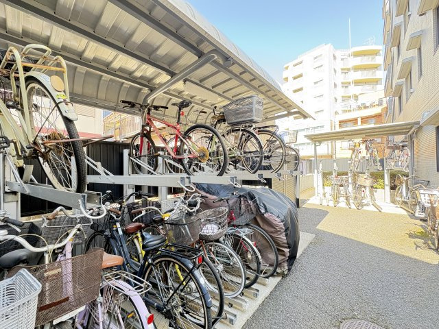 コスモ柴又駅前の駐輪場|ドキドキの新生活も、安心してスタート。ぴったりの住まいを見つけませんか？クランディアが一緒に住まい選びをサポートします‼　まずは、お気軽にお問合せください　＃クランディア