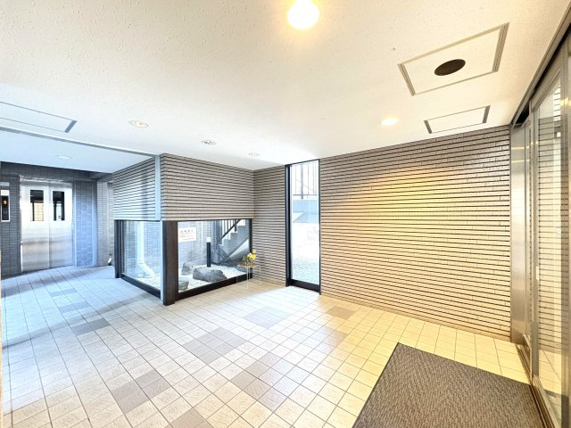 コスモ柴又駅前のロビー|ドキドキの新生活も、安心してスタート。ぴったりの住まいを見つけませんか？クランディアが一緒に住まい選びをサポートします‼　まずは、お気軽にお問合せください　＃クランディア