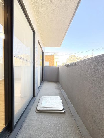 コスモ柴又駅前のバルコニー|ドキドキの新生活も、安心してスタート。ぴったりの住まいを見つけませんか？クランディアが一緒に住まい選びをサポートします‼　まずは、お気軽にお問合せください　＃クランディア