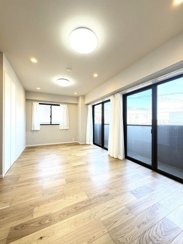 コスモ柴又駅前の居間・リビング|ドキドキの新生活も、安心してスタート。ぴったりの住まいを見つけませんか？クランディアが一緒に住まい選びをサポートします‼　まずは、お気軽にお問合せください　＃クランディア