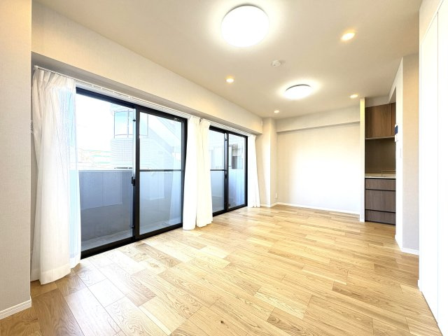 コスモ柴又駅前の居間・リビング|ドキドキの新生活も、安心してスタート。ぴったりの住まいを見つけませんか？クランディアが一緒に住まい選びをサポートします‼　まずは、お気軽にお問合せください　＃クランディア