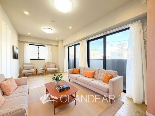 コスモ柴又駅前の居間・リビング|ドキドキの新生活も、安心してスタート。ぴったりの住まいを見つけませんか？クランディアが一緒に住まい選びをサポートします‼　まずは、お気軽にお問合せください　＃クランディア