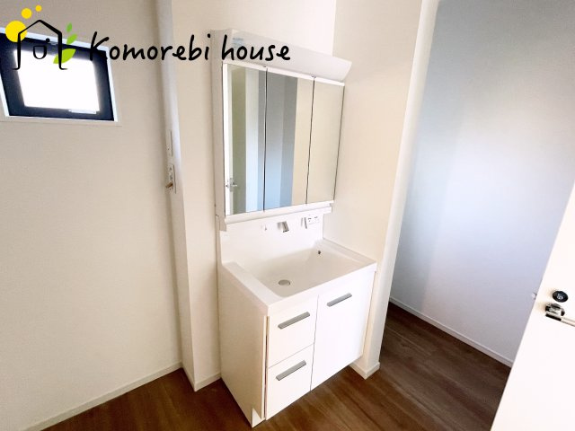 桶川市泉　6期　新築一戸建て　KEIAI GRACE　03の独立洗面台|朝の支度にも助かる、独立の洗髪洗面化粧台