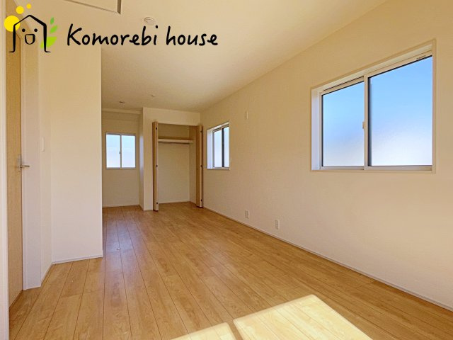 桶川市上日出谷　11期　新築一戸建て　ブルーミングガーデン　01の寝室|広くて明るい寝室
