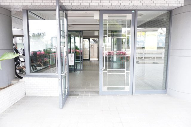 ワコーレ越谷のエントランス