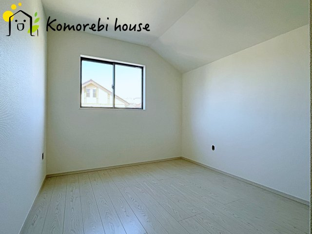 桶川市神明　1期　新築一戸建て　テラシエ　01の洋室|明るい光が差し込む洋室は、寝室・子ども部屋・ワークスペースなど多用途に使える自由度の高い空間。家具の配置もしやすく、暮らしに合わせて柔軟に活用できます。