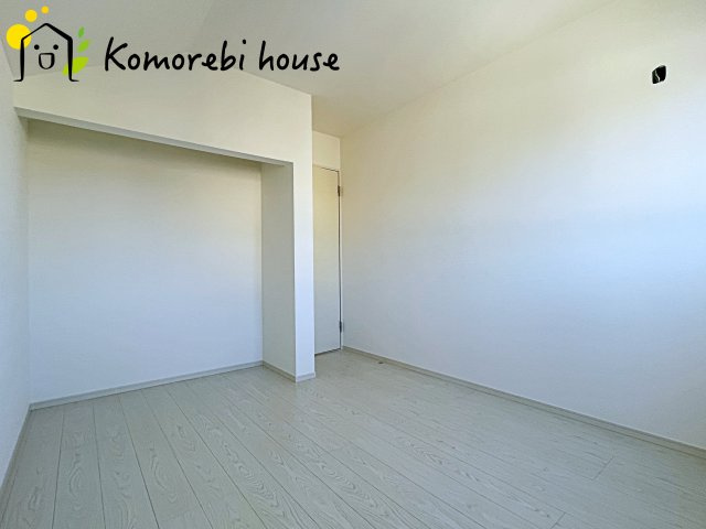 桶川市神明　1期　新築一戸建て　テラシエ　01の洋室|収納付きでゆとりのある空間。寝室としても使え、衣類やおもちゃもスッキリ片付く快適な部屋。
