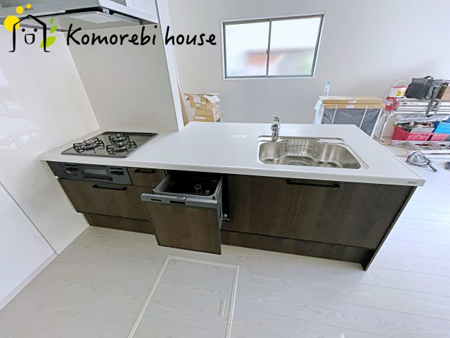 桶川市神明　1期　新築一戸建て　テラシエ　01のキッチン|食洗機や浄水器を備えた多機能キッチン。広がりある空間で、家族と会話を楽しみながら料理ができるカウンターキッチンです