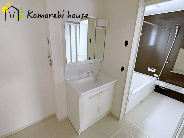 桶川市神明　1期　新築一戸建て　テラシエ　01の独立洗面台|白を基調とした清潔感のある洗面台。シンプルで上品なデザインが空間に明るさをプラスします。