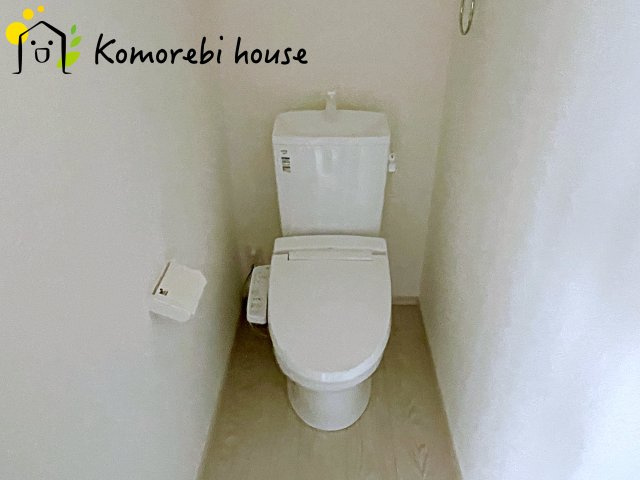 桶川市神明　1期　新築一戸建て　テラシエ　01のトイレ|温水洗浄機能（ウォシュレット）標準装備で、毎日のトイレ時間がより快適に。やさしい温水洗浄で清潔を保てるだけでなく、冬場のヒヤッと感を軽減する暖房便座も嬉しいポイント。