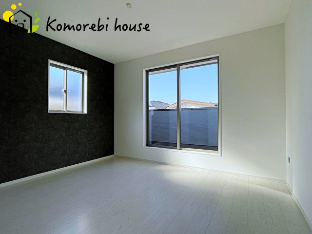 桶川市神明　1期　新築一戸建て　テラシエ　01の寝室|一日の疲れをゆっくり癒せる主寝室は、ベッドを置いてもゆとりある広さが魅力。収納完備で衣類もスッキリ収まり、静かで落ち着いた空間が快適な眠りをサポートします。