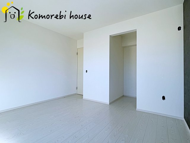 桶川市神明　1期　新築一戸建て　テラシエ　01の寝室|寝室にはゆとりのある広さがあり、大きめのベッドも余裕をもって配置できます。
実際に内覧いただければ、サイズ感もよりイメージしやすいと思います。採寸もその場でご協力いたしますので、ぜひお確かめください。