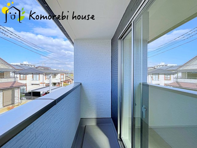 桶川市神明　1期　新築一戸建て　テラシエ　01のバルコニー|防水施工がしっかりと施されたバルコニーで、雨の日も安心。長く使える耐久性を備えたメンテナンスしやすい仕様です。