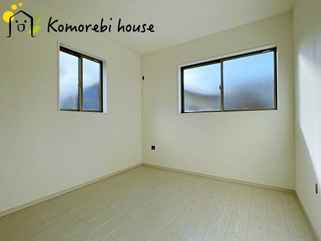 桶川市神明　1期　新築一戸建て　テラシエ　01の子供部屋|自然光が心地よく入る子ども部屋は、学習・遊び・睡眠をしっかり支える快適環境。シンプル設計でレイアウトも変えやすく、成長に合わせて長く使える利便性の高い一室です。