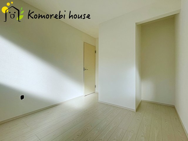 桶川市神明　1期　新築一戸建て　テラシエ　01の子供部屋|日当たりがよく、机に向かう時間も自然とはかどる子ども部屋。寝る・学ぶ・遊ぶがコンパクトにまとまり、毎日の“小さな成長”を見守る空間です。