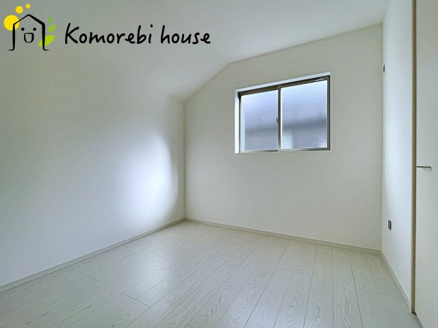 桶川市神明　1期　新築一戸建て　テラシエ　01の洋室|最近の新築住宅は窓まわりの性能が大きく進化しています。複層ガラスに、樹脂とアルミを組み合わせた断熱性の高いハイブリッドサッシを採用。