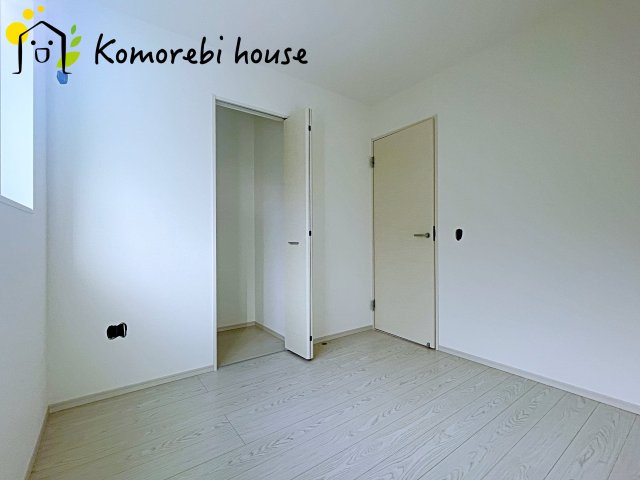 桶川市神明　1期　新築一戸建て　テラシエ　01の収納|収納付きでゆとりのある空間。寝室としても使え、衣類やおもちゃもスッキリ片付く快適な部屋。