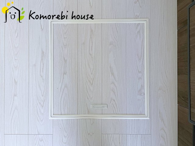 桶川市神明　1期　新築一戸建て　テラシエ　01の内装|調味料やストック食材、非常用品までまとめてしまえる床下収納。キッチン周りがすっきり片付き、必要な時にさっと取り出せる“賢い収納スペース”として毎日の家事を支えます。