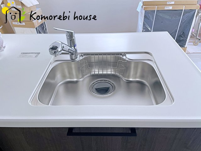 桶川市神明　1期　新築一戸建て　テラシエ　01のキッチン|浄水器一体型で、いつでも美味しいお水がそのまま使えるキッチンシンク。料理やコーヒーづくり、炊飯にも安心して利用でき、毎日の食卓が少し豊かに。